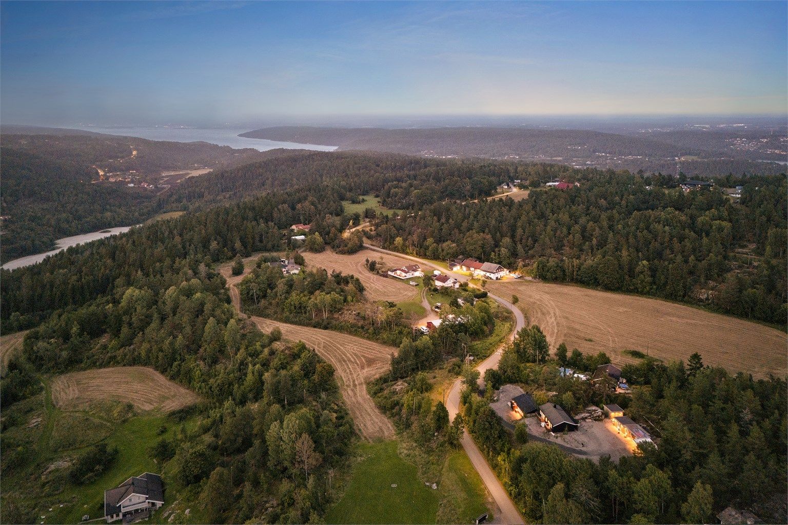 Her får du en unik og innholdsrik eiendom på toppen av en åskam, med vidt utsyn.