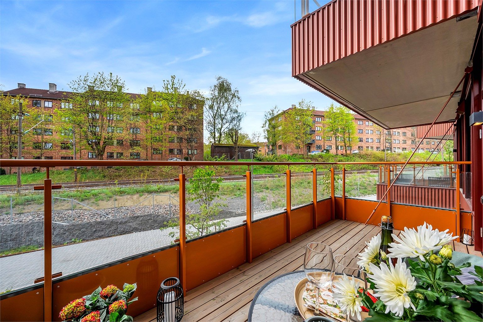 Sydvestvendt balkong på 9 kvm, med solrike forhold gjennom store deler av dagen.