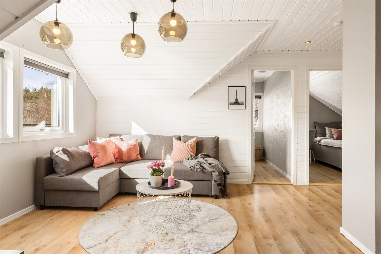 Fra loftstuen er det adkomst til etasjens soverom og bad.