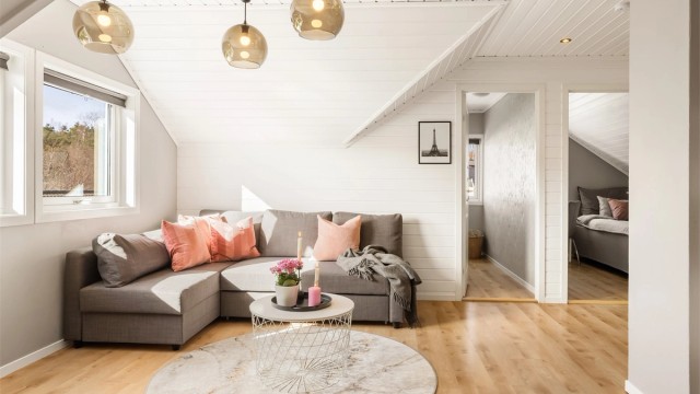 Fra loftstuen er det adkomst til etasjens soverom og bad.