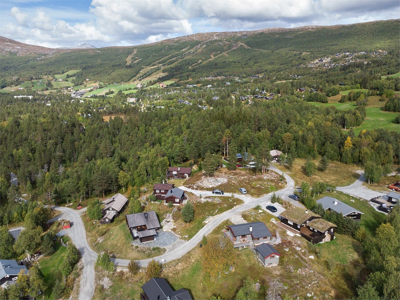 Bjorli skisenter ligger kun fire minutters biltur unna hytta med seks heiser og varierte nedfarter.