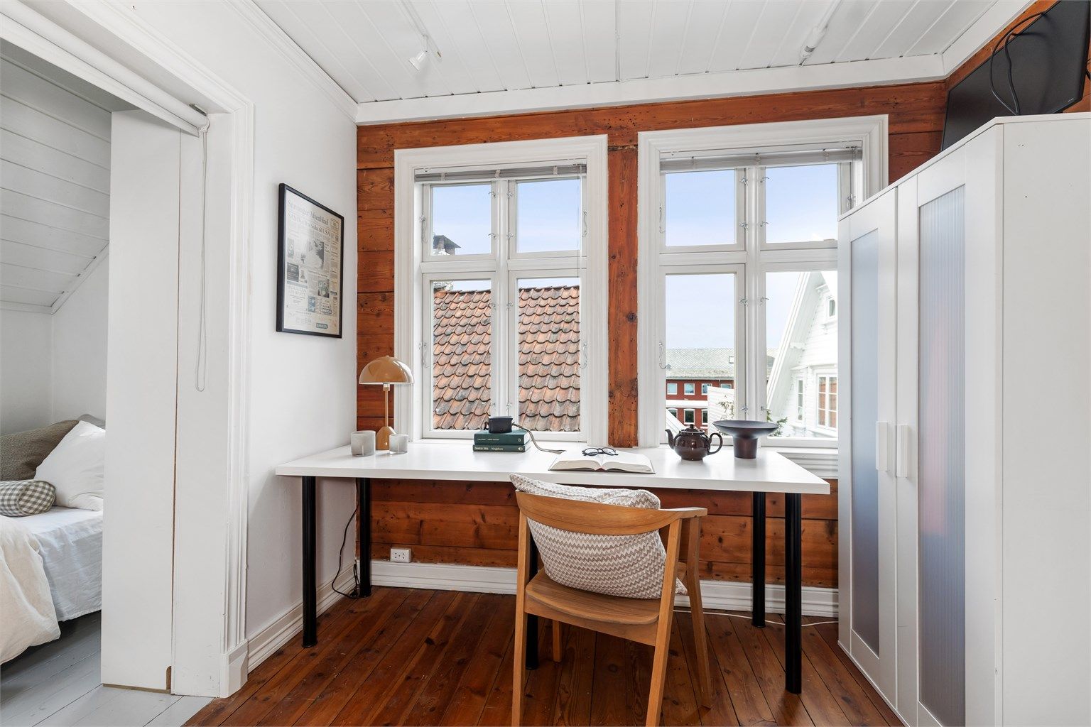 Her er det god plass til en arbeidsstasjon ved vinduet.