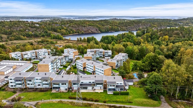 Varden ligger naturskjønt til med kort vei til kysten og turområder i Sandefjord.