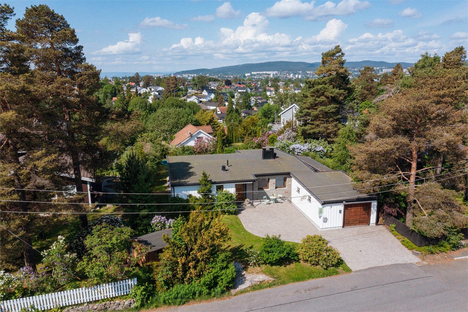 Boligen ligger fredelig til i et etablert og attraktivt boligområde, omgitt av grønne hager og hyggelig villabebyggelse. Kun 4 min. gange til Høybråten skole!