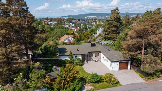 Boligen ligger fredelig til i et etablert og attraktivt boligområde, omgitt av grønne hager og hyggelig villabebyggelse. Kun 4 min. gange til Høybråten skole!