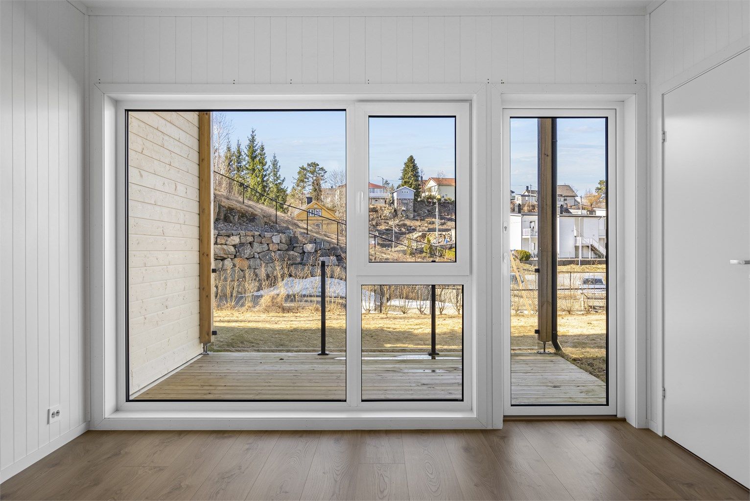 På p-plassen er det lagt klart trekkerør til strøm for ev. fremtidig lading av elbil.