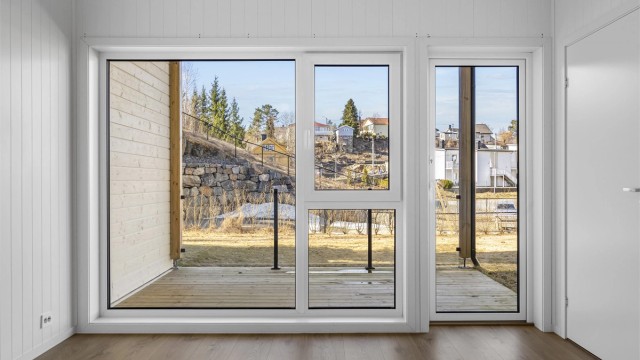 På p-plassen er det lagt klart trekkerør til strøm for ev. fremtidig lading av elbil.