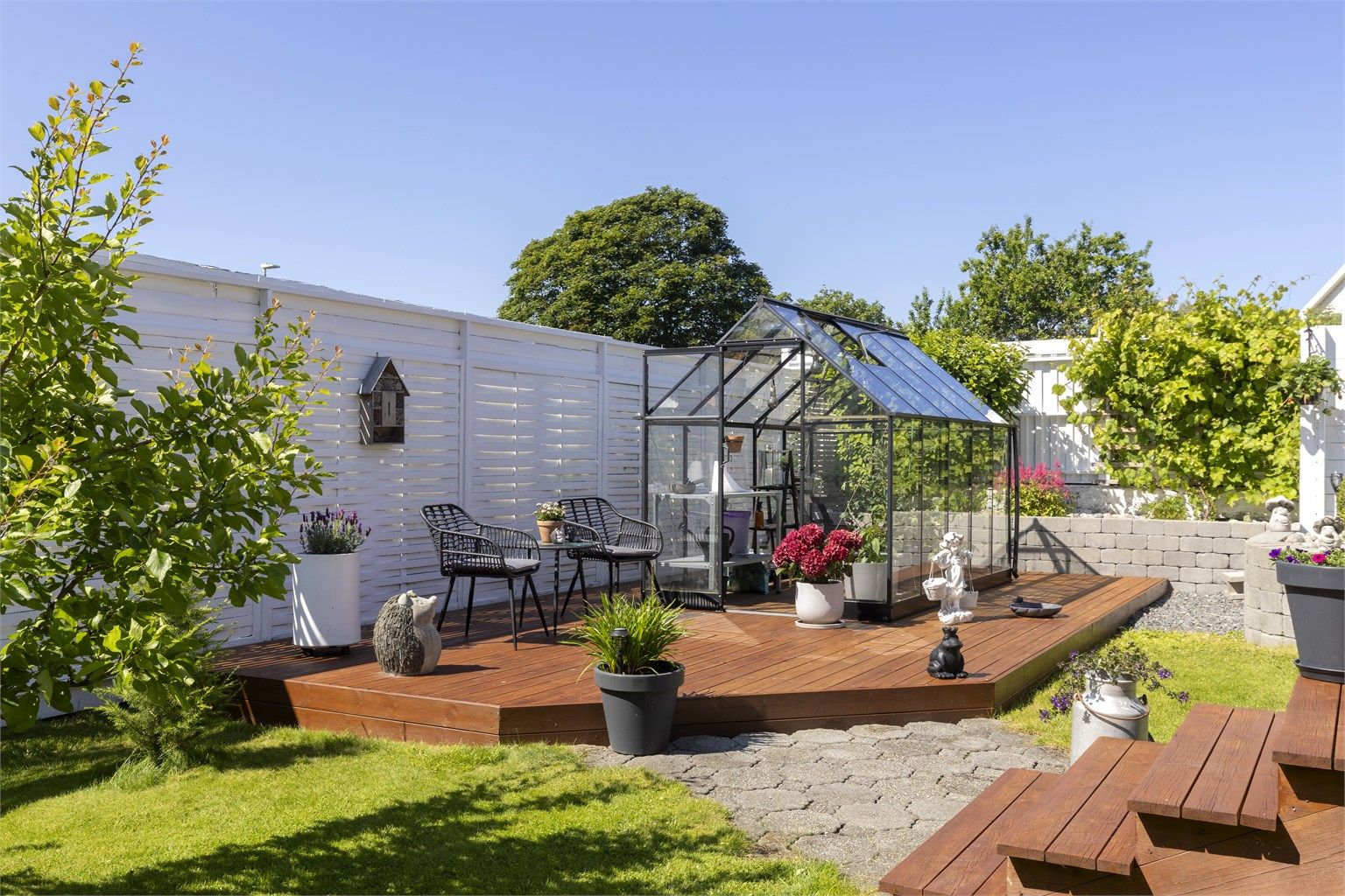 Her har man stor tomt på ca. 623 kvm, med flott privat hageareal