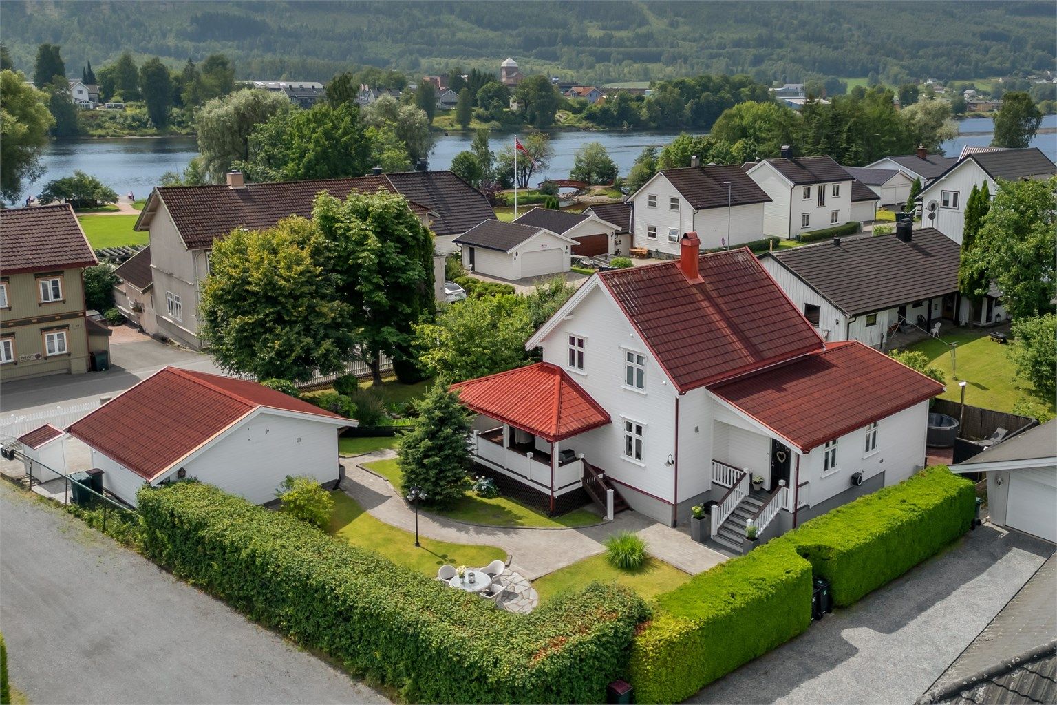 Eiendommen har en attraktiv og sentral beliggenhet i et rolig nabolag på Åssiden. 
Foto: Knipzet AS - Emmy af Geijerstam
