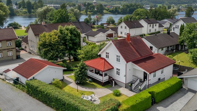 Eiendommen har en attraktiv og sentral beliggenhet i et rolig nabolag på Åssiden.
Foto: Knipzet AS - Emmy af Geijerstam