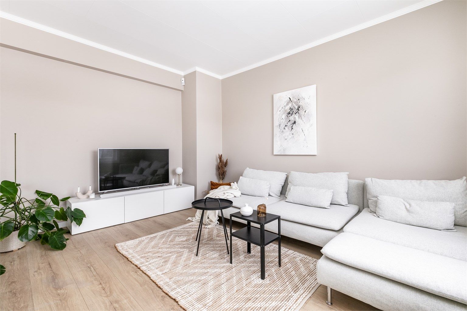 Lys én-stavs laminat er lagt i alle rom utenom badet. Veggene er fornyet til glatte flater og malt. Oppgradert er også leilighetens elektriske anlegg.