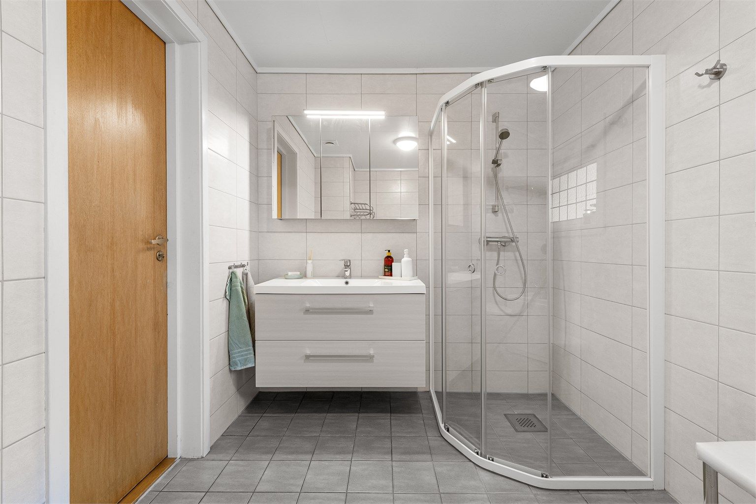 Badet i hovedetasjen ble oppgradert i 2017 med fliser på gulv og vegger, og har gulvvarme.