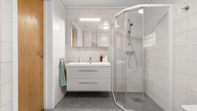 Badet i hovedetasjen ble oppgradert i 2017 med fliser på gulv og vegger, og har gulvvarme.