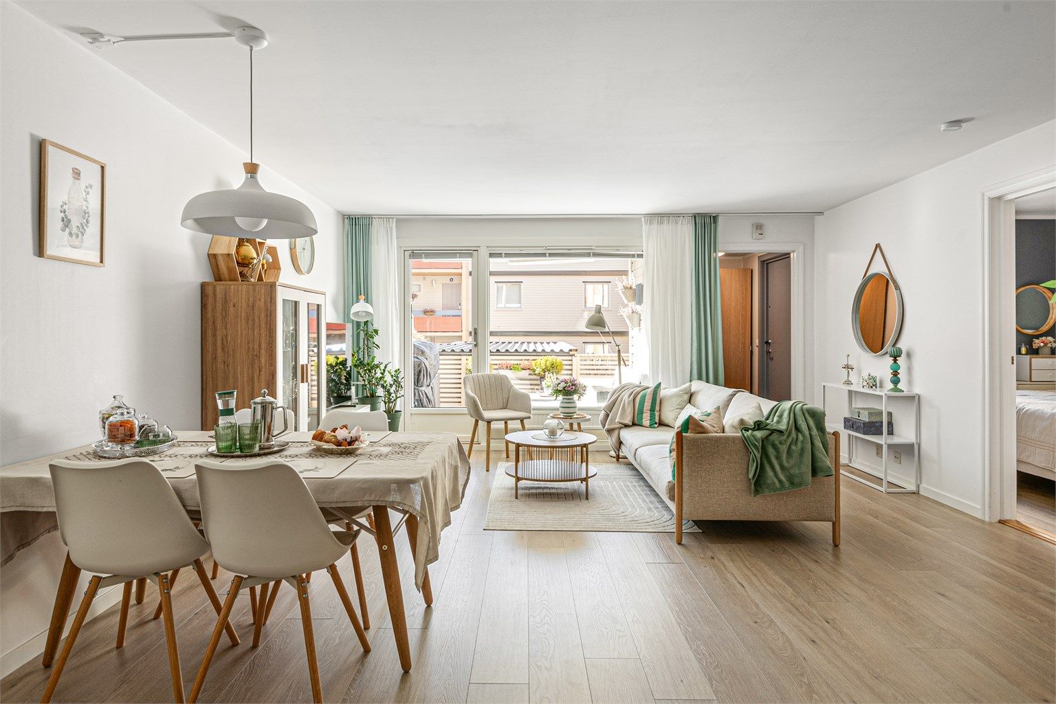 Velkommen til Ravnåsveien 95 og denne flotte 2-roms leiligheten med stor solrik terrasse - Presentert av Christoffer S. Akerjordet og Krogsveen Nordstrand