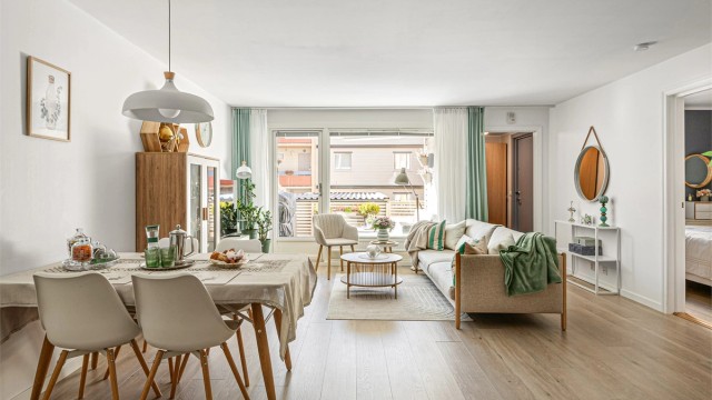 Velkommen til Ravnåsveien 95 og denne flotte 2-roms leiligheten med stor solrik terrasse - Presentert av Christoffer S. Akerjordet og Krogsveen Nordstrand