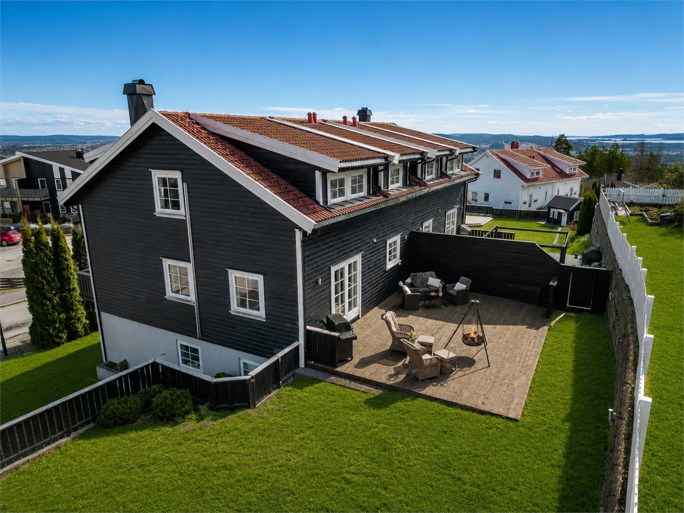 Boligen har fine uteplasser (Bildet er redigert av KI og avvik kan forekomme) 