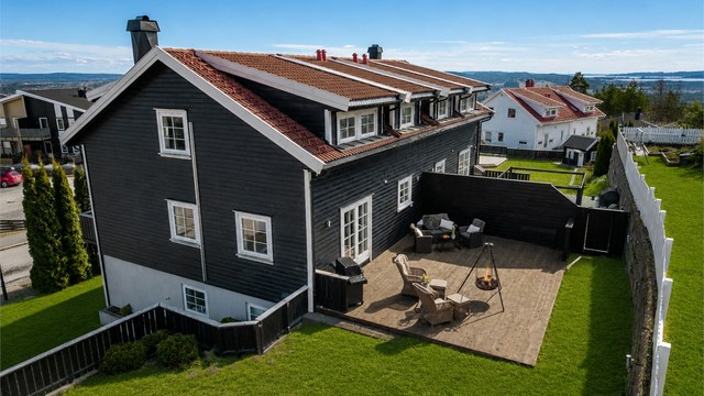 Boligen har fine uteplasser (Bildet er redigert av KI og avvik kan forekomme)