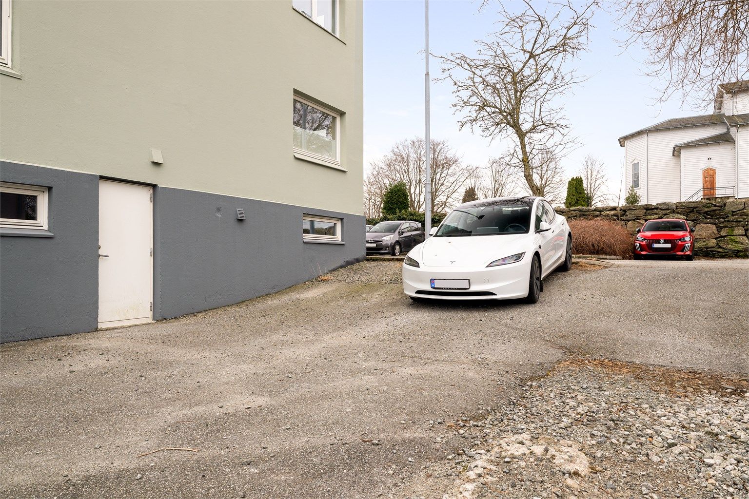 Det er felles parkeringsplass for sameiet. Sameiet har planlagt å installere en løsning for elbillader