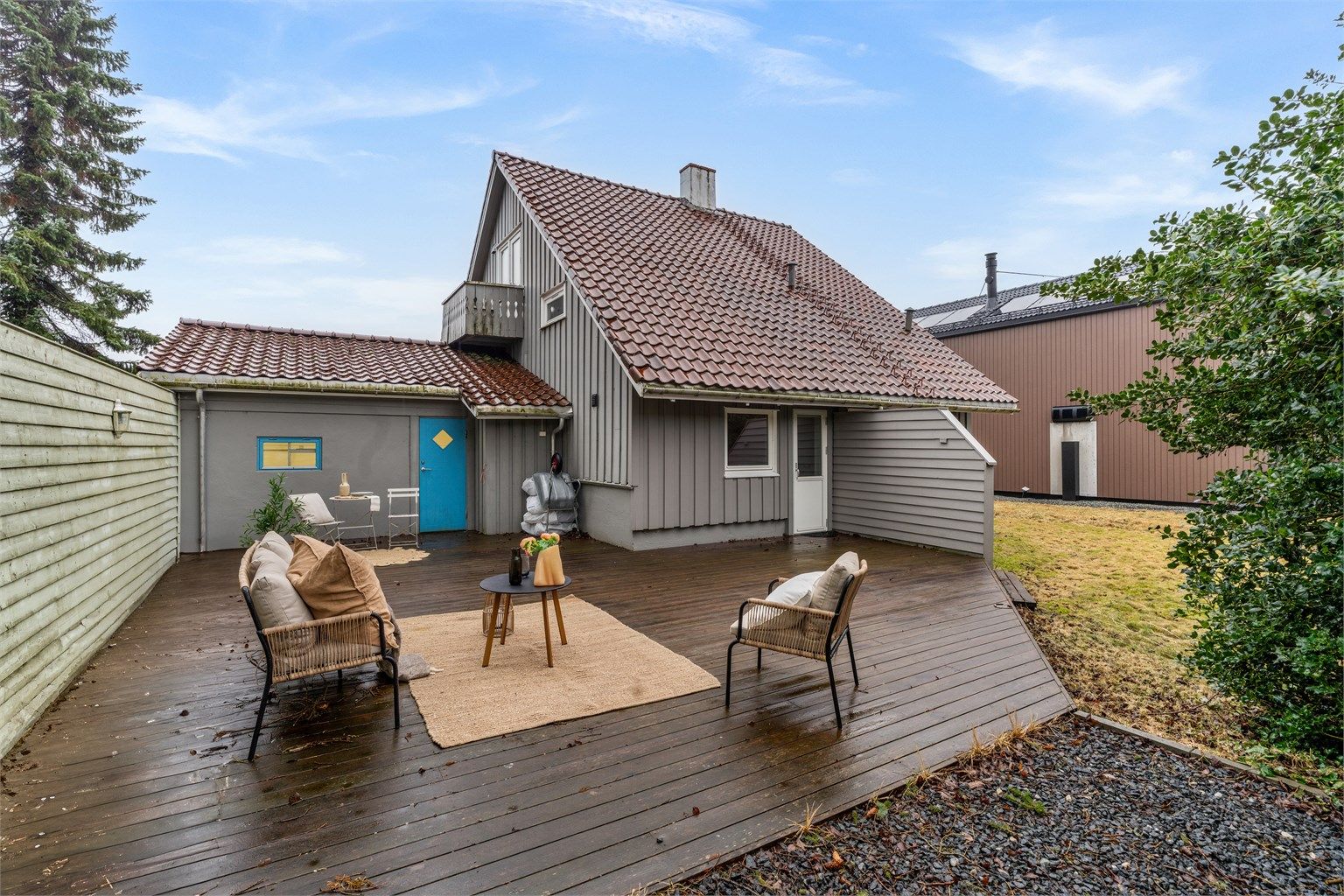 Fra underetasjen er det utgang til en stor terrasse på hele 60 m².