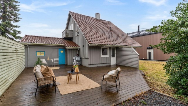 Fra underetasjen er det utgang til en stor terrasse på hele 60 m².