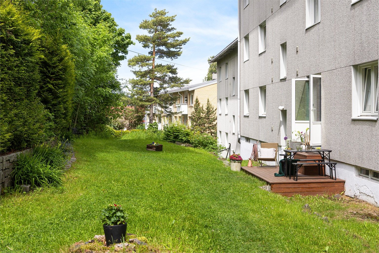 ...og den flotte plattingen fra kjøkkenet som tar deg videre ned til sameiets hage.