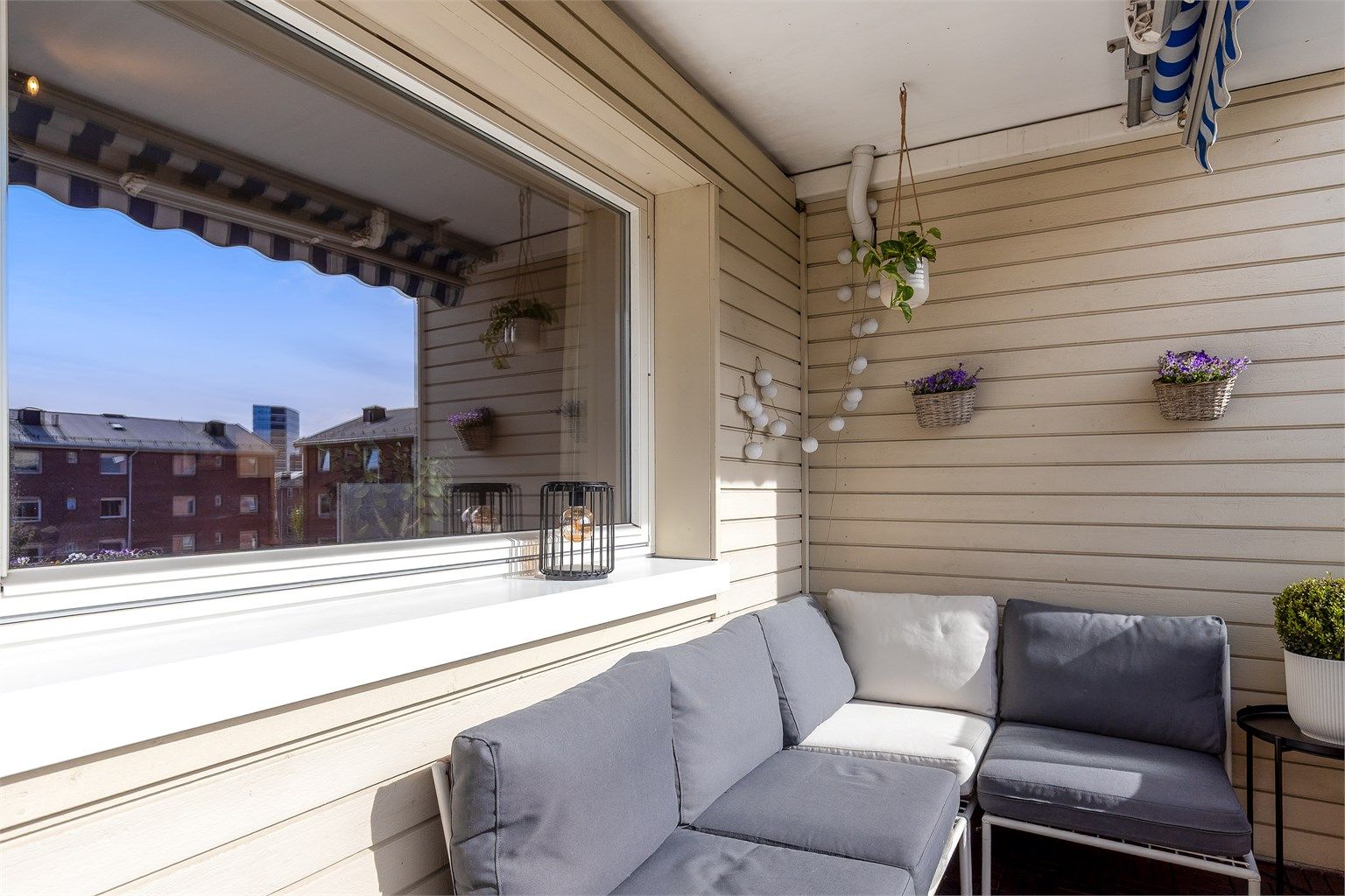 Balkongen er av god størrelse med plass til ønsket utemøblement.