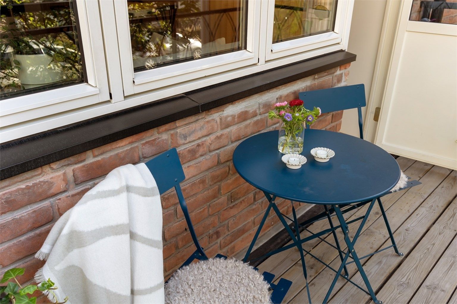 Et perfekt sted for morgenkaffen, en god bok eller et glass vin mens dagen går over i kveld.