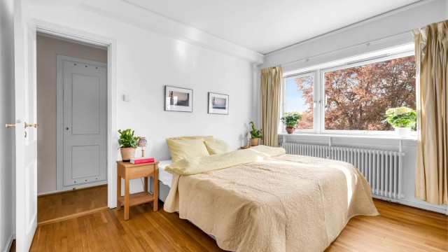 Plass til dobbeltseng og tilhørende nattbord.