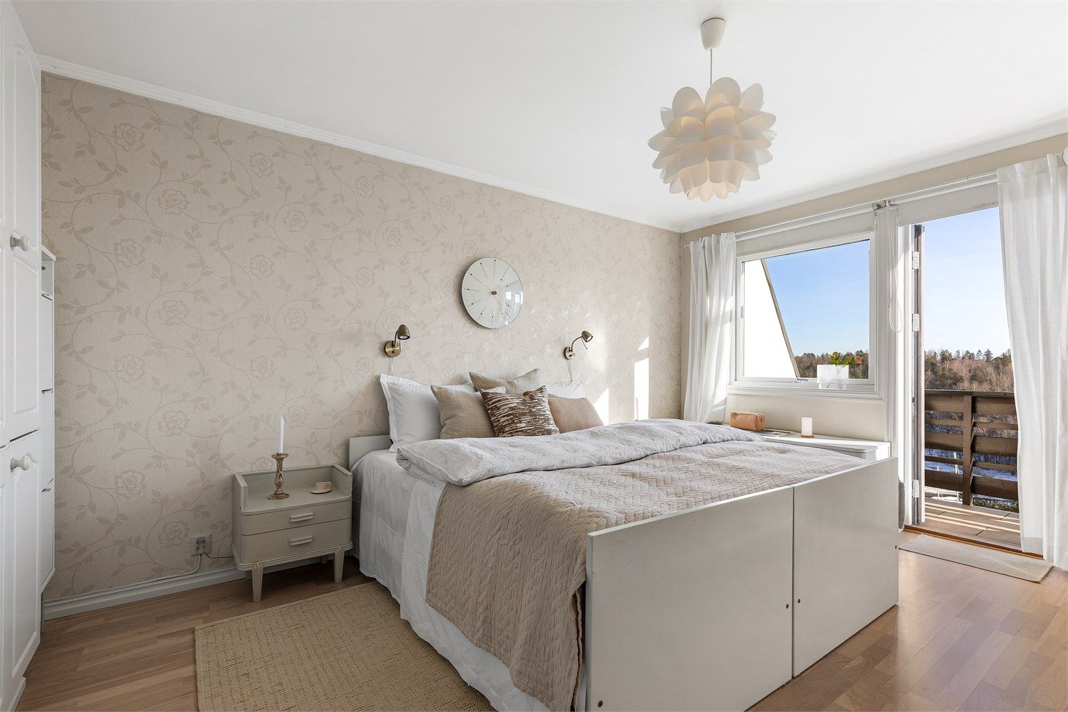 Boligen har 3 soverom. Hovedsoverommet er av god størrelse og har plass til dobbeltseng med nattbord på hver side, samt stort garderobeskap.