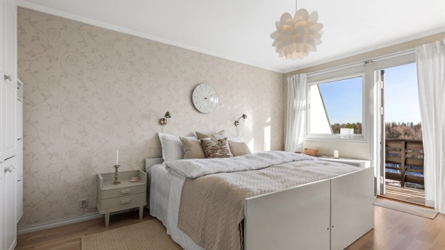 Boligen har 3 soverom. Hovedsoverommet er av god størrelse og har plass til dobbeltseng med nattbord på hver side, samt stort garderobeskap.