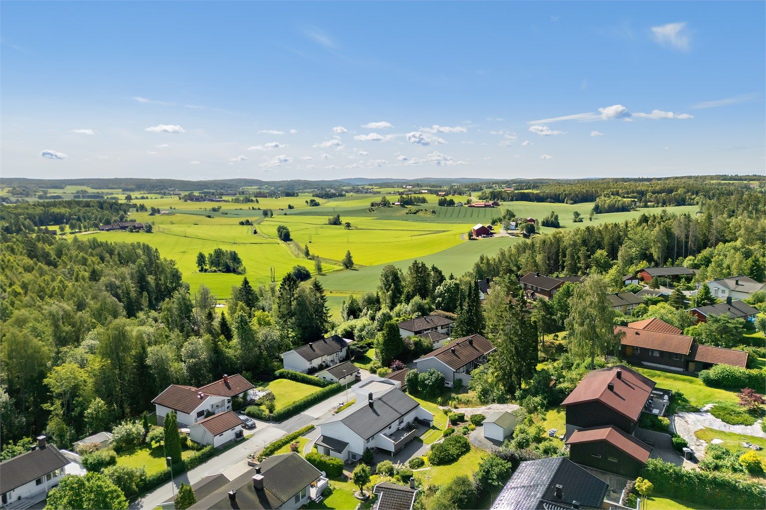 Landlig, men sentralt med ca. 15-20 min gange til Ski sentrum. Med follobanen er det kun 12 min fra Ski-Oslo.