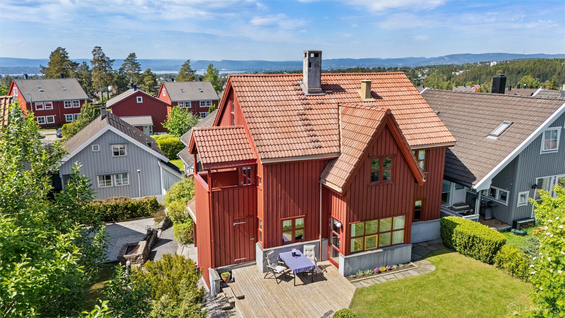 Eiendommen ligger høyt i terrenget med utsikt mot Bunnefjorden.