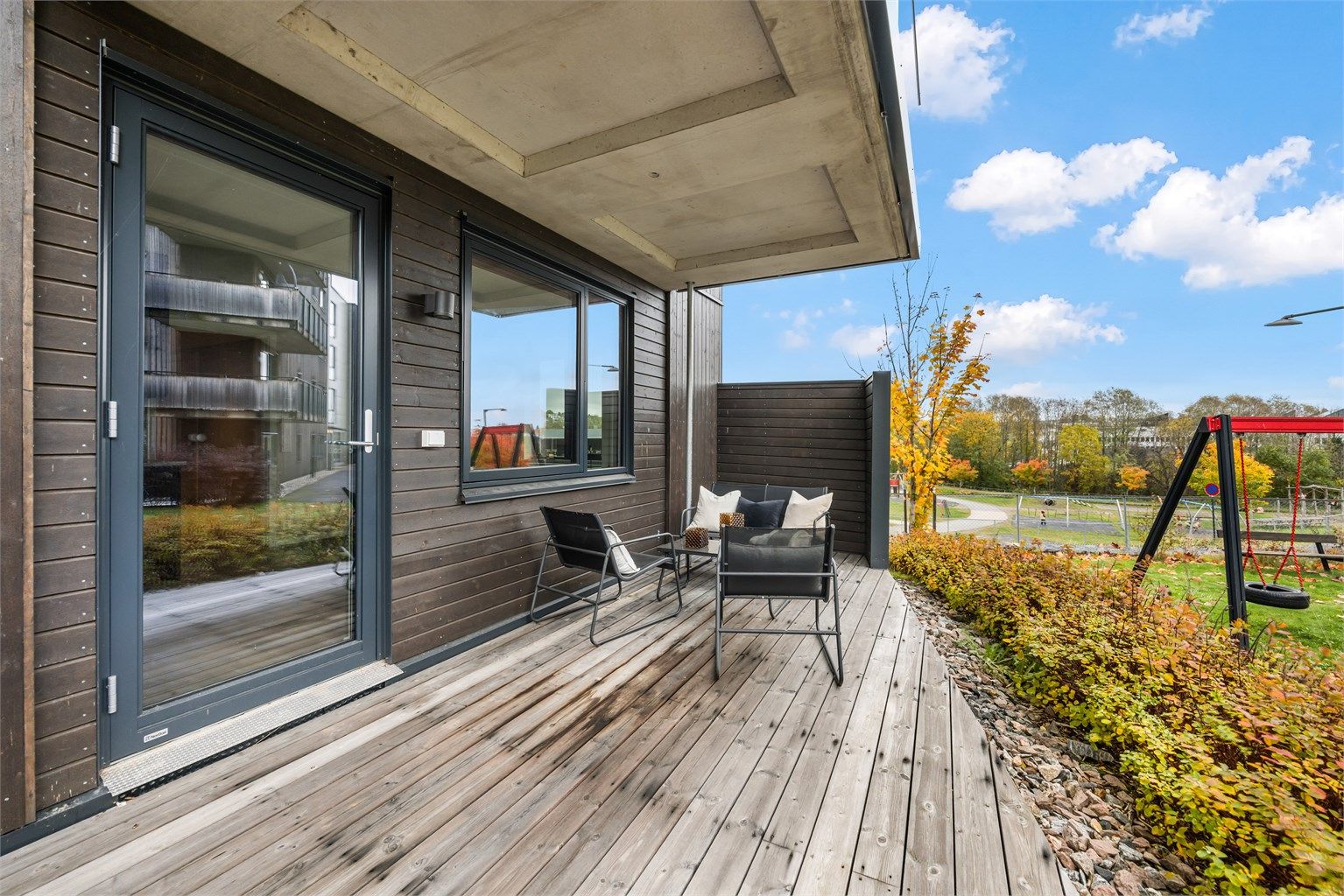 Fra stuen er det utgang til en romslig markterrasse.
Foto: Rene Borghagen