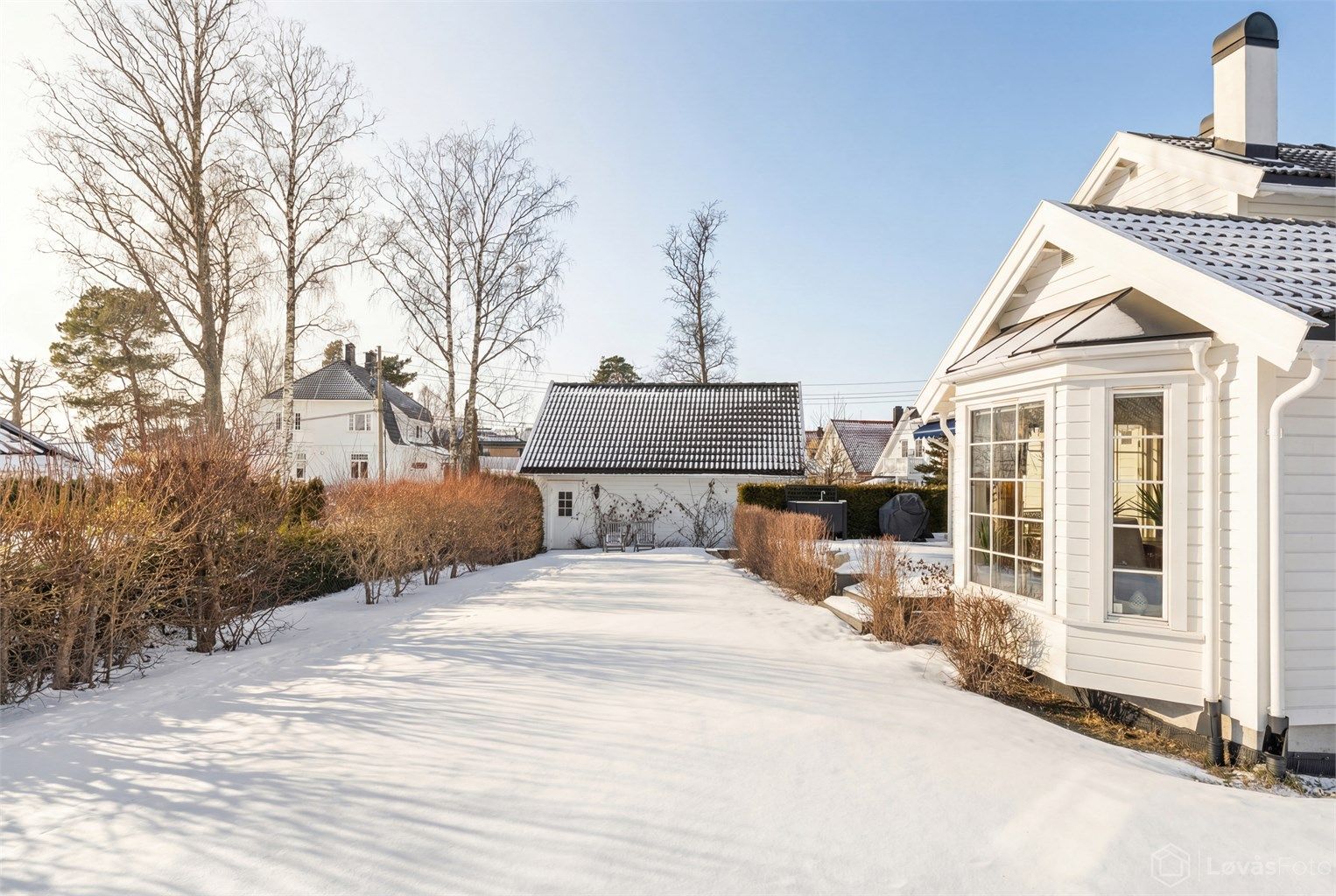 Forholdsvis flat tomt