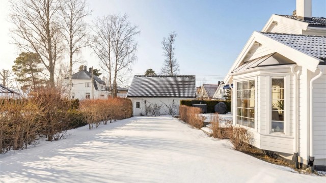 Forholdsvis flat tomt