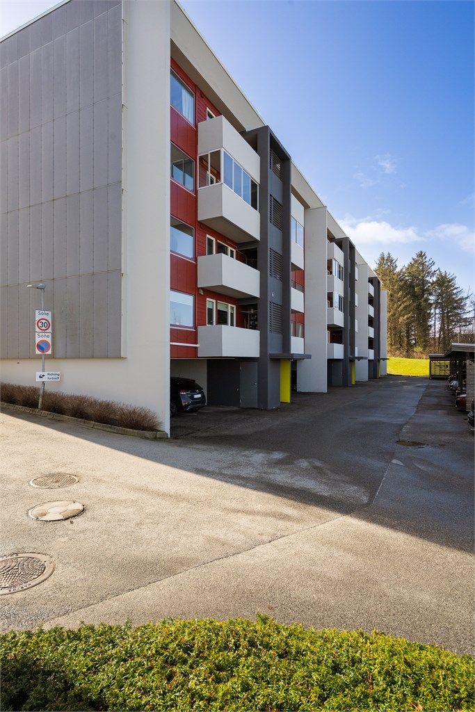 Det er parkering i carport i u.etg på blokken. Mulighet for el-bil lader. Direkte inngang herfra og opp til leiligheten. 