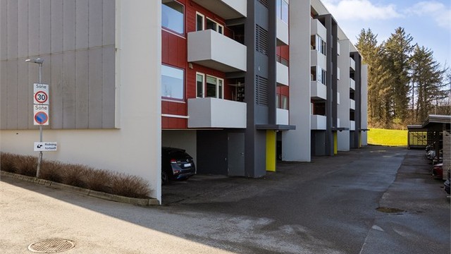 Det er parkering i carport i u.etg på blokken. Mulighet for el-bil lader. Direkte inngang herfra og opp til leiligheten.
