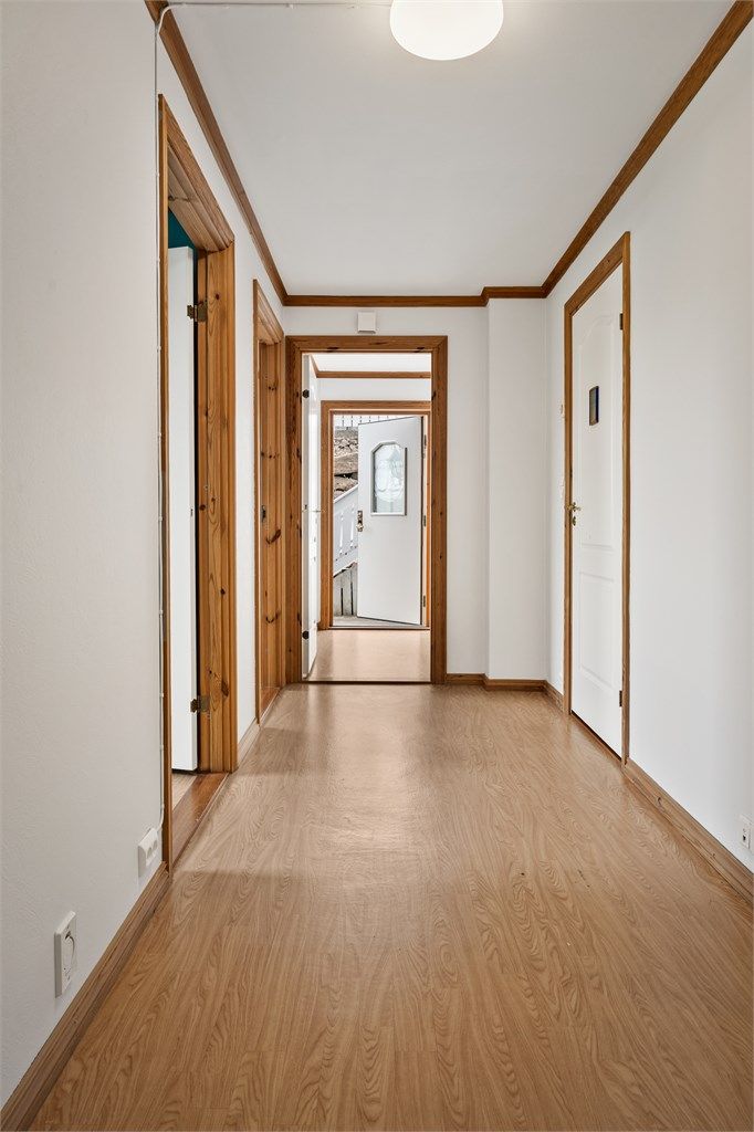 Det er utvendig trappeadkomst ned til boligens underetasje. Boligen er godkjent med hybel i underetasjen, forutsatt trapp og adkomst mellom enhetene. Trapp og adkomst må derfor etableres for lovlig bruk som hybel.