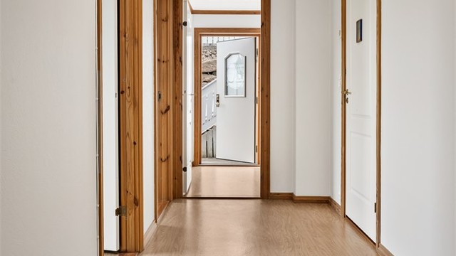 Det er utvendig trappeadkomst ned til boligens underetasje. Boligen er godkjent med hybel i underetasjen, forutsatt trapp og adkomst mellom enhetene. Trapp og adkomst må derfor etableres for lovlig bruk som hybel.