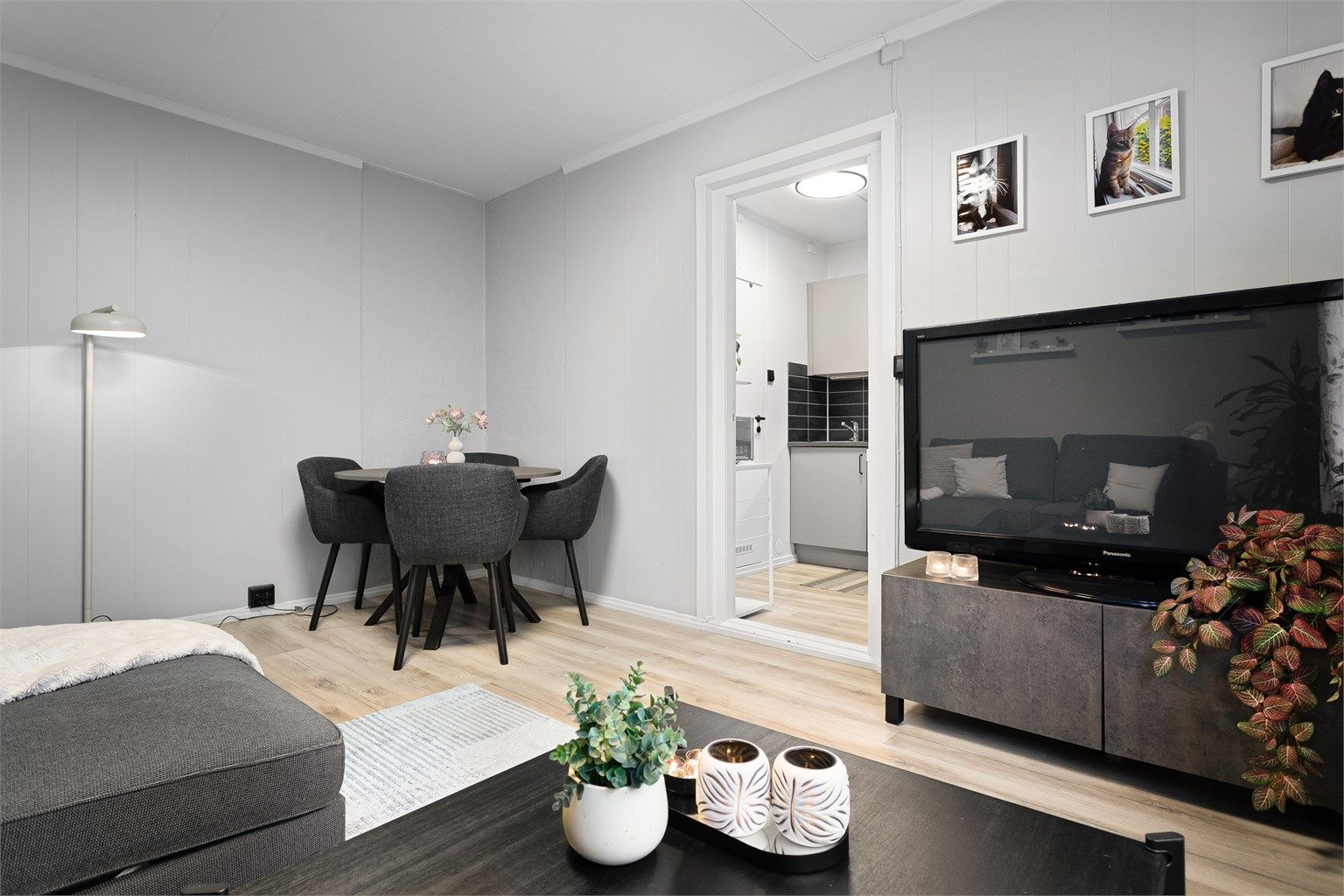 Spiseplassen er naturlig plassert i forlengelsen av kjøkkenet.