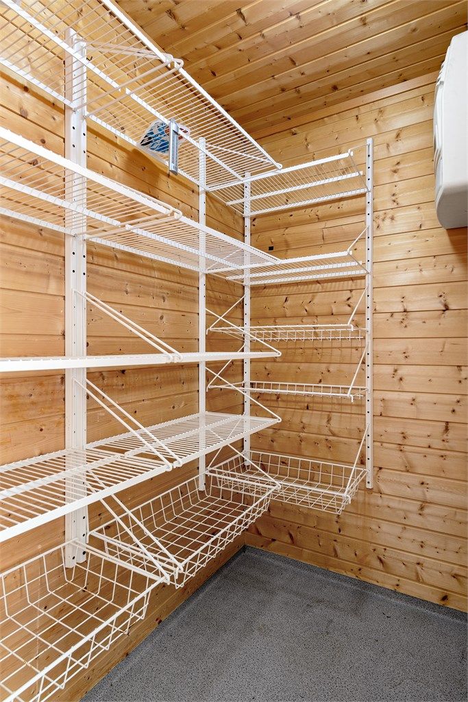 Kjølerom på kjøkken med vinylbelegg på gulv, panel på innvendige vegger og himling. Isolert metalldør. Kjølerommet er oppført som prefabrikert løsning og bygget som rom-i-rommet. Kjøleaggregat er fra byggeår