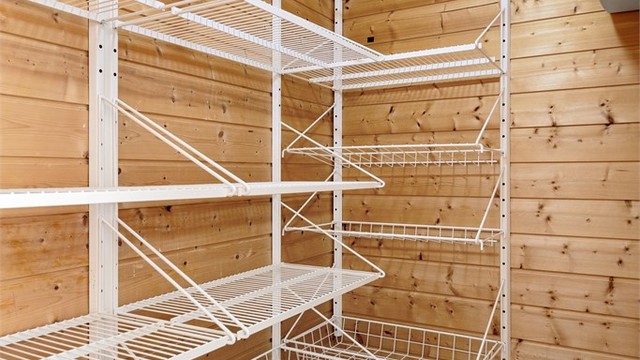 Kjølerom på kjøkken med vinylbelegg på gulv, panel på innvendige vegger og himling. Isolert metalldør. Kjølerommet er oppført som prefabrikert løsning og bygget som rom-i-rommet. Kjøleaggregat er fra byggeår