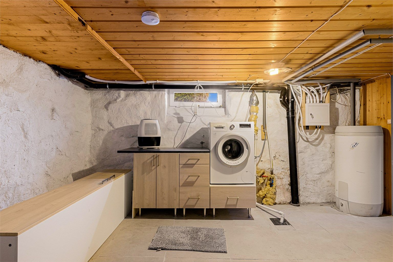 I kjelleren finner du vaskekjelleren, så skittentøyet slipper å ta plass i badet.