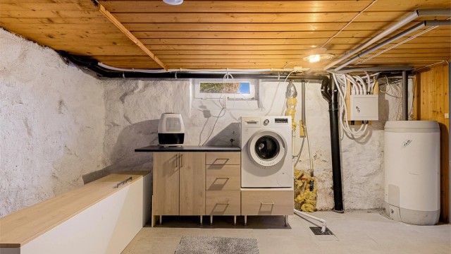 I kjelleren finner du vaskekjelleren, så skittentøyet slipper å ta plass i badet.