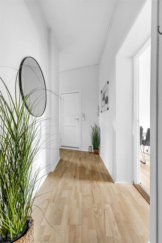 Dette er en romslig entré med plass til skap/kommode som gjør det lett å holde orden i hverdagen.