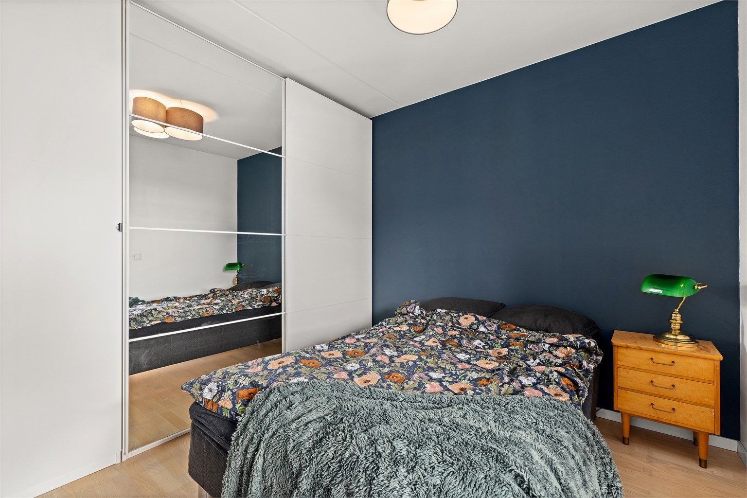 Soverommet har plass til dobbeltseng samt ekstra møblement. 