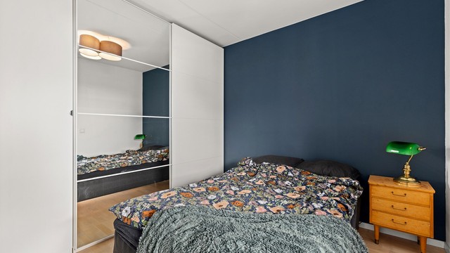 Soverommet har plass til dobbeltseng samt ekstra møblement.