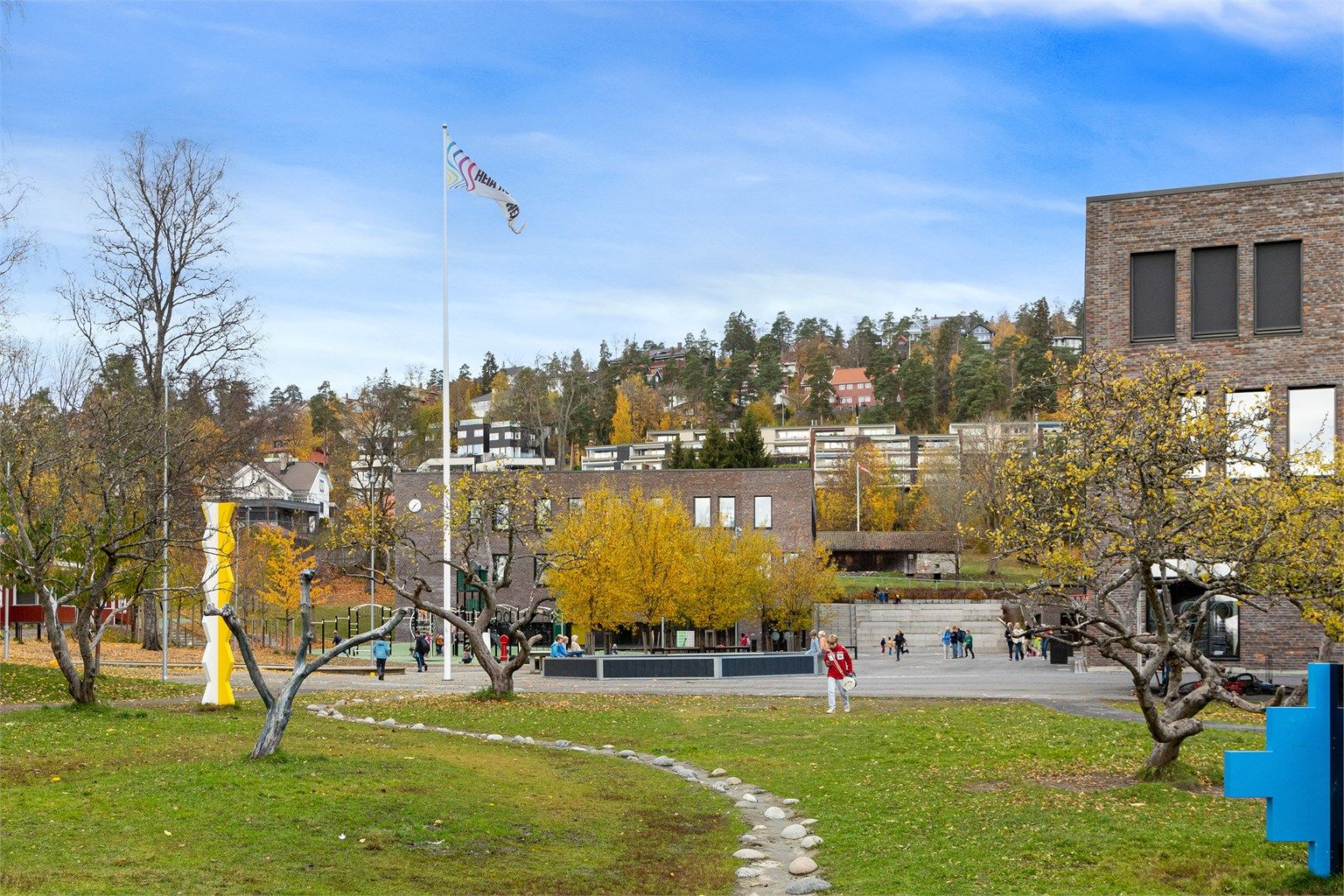 Populære Holmen skole (1.-7. trinn) åpnet høsten 2018, kun 500 meters gange fra boligen.
