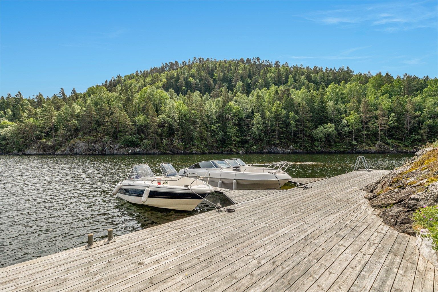 Brygga med gode dybdeforhold utenfor blir ofte benyttet som en ekstra terrasse på varme sommerdager.