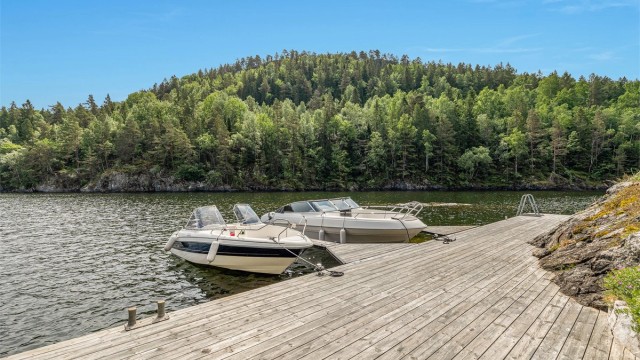 Brygga med gode dybdeforhold utenfor blir ofte benyttet som en ekstra terrasse på varme sommerdager.